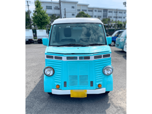 エブリイバンキッチンカーの外装（シトロエン、フレンチバス風フェイス）
