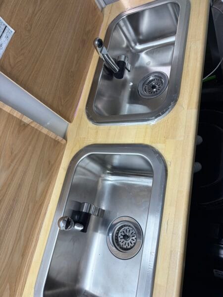ボンゴキッチンカーの2層シンク