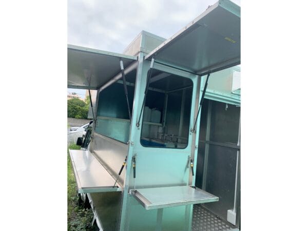 スクラムトラックキッチンカーの外装